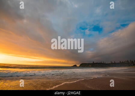 Lever du soleil sur la plage de Black Head, au milieu de la côte nord de la Nouvelle-Galles du Sud, en Australie Banque D'Images