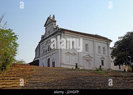 Notre Dame du Mont Chapelle avec la rampe d'escalier en pierres de latérite à Monte Hill à Old Goa, Inde. Monte le Festival de musique ici. Banque D'Images