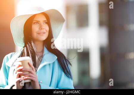 Portrait de femme au chapeau avec café sur fond flou Banque D'Images