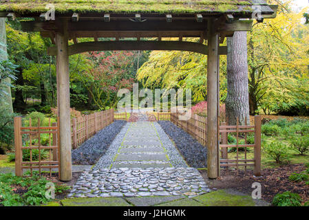 Nous, WA, Bainbridge Island. Bloedel réserver les Jardins Japonais chemin d'entrée Banque D'Images