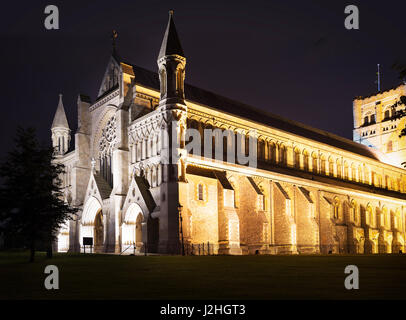 St Albans touristique populaire dans l'église abbatiale d'allumage des feux de nuit à Londres, Angleterre, Royaume-Uni Banque D'Images