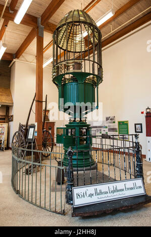 L'original 1854 le phare de Cape Hatteras à lentille de Fresnel Cimetière de l'Atlantique Musée, Hatteras Island, Outer Banks, Caroline du Nord, USA. Banque D'Images