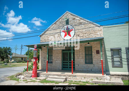 Pompe à gaz anciens et station essence, bois flotté, Texas, USA (usage éditorial uniquement) Banque D'Images