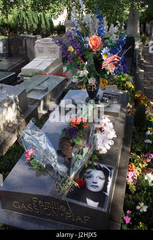 La tombe d'Edith Piaf, le célèbre chanteur français qui est mort en 1963, dans le cimetière du Père Lachaise, Paris, France. Banque D'Images