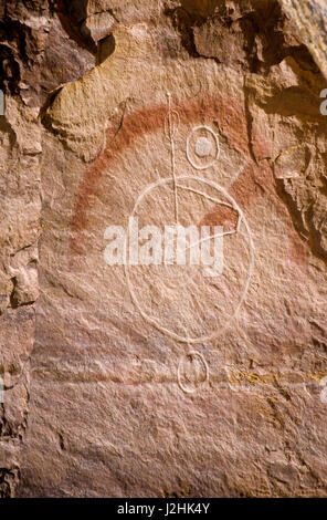 Le SEI a peint le pictogramme et petroglyph rock art avec le symbole d'un cercle ou d'hoop avec flèche, Utah Vernal Banque D'Images