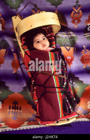 Native American baby ont lacé sur un porte-bébé en bois traditionnelle navajo (MR) Banque D'Images