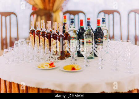 Restaurant La table avec des verres et des bouteilles pleines de vins délicieux. Vue rapprochée Banque D'Images