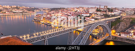 Vue sur Porto avec pont, Ponte Dom Luís I, en face du Douro, Porto, Portugal, Europe Banque D'Images