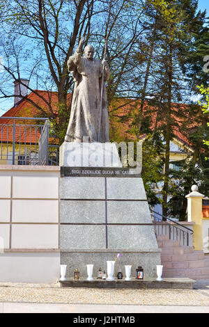 Bialystok, Pologne - 29 Avril 2012 : monument en bronze au souverain pontife Le pape romain sur piédestal de granit - mémorial religieux et lieu de culte à proximité de la Cathédrale Banque D'Images