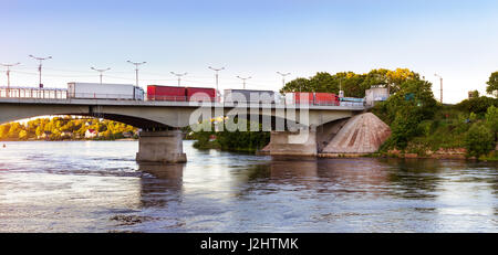 Les camions avec remorques sont dans la file d'attente sur le pont sur l'état de transport russo-estoniennes frontière à pied. Pont flottant en béton armé sur Narva ri Banque D'Images