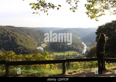 Le GiantsTomb à Botassart, Belgique où la Semois semble vous faire un gigantesque cercueil. Un point de vue panoramique dans les Ardennes. Banque D'Images