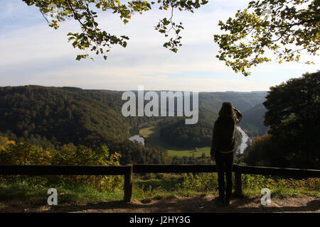 Le GiantsTomb à Botassart, Belgique où la Semois semble vous faire un gigantesque cercueil. Un point de vue panoramique dans les Ardennes. Banque D'Images