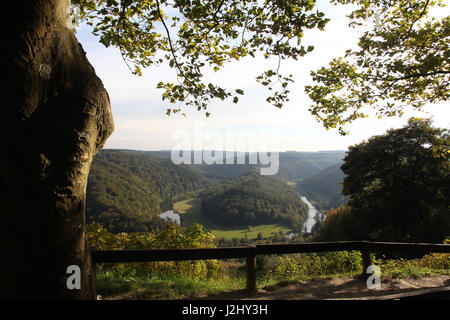 Le GiantsTomb à Botassart, Belgique où la Semois semble vous faire un gigantesque cercueil. Un point de vue panoramique dans les Ardennes. Banque D'Images