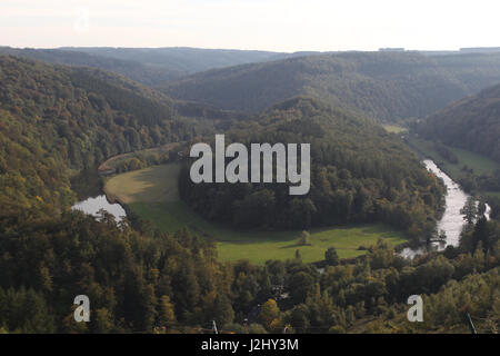 Le GiantsTomb à Botassart, Belgique où la Semois semble vous faire un gigantesque cercueil. Un point de vue panoramique dans les Ardennes. Banque D'Images