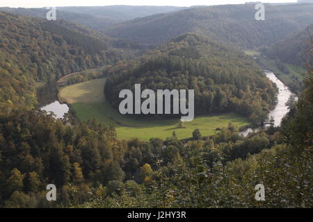 Le GiantsTomb à Botassart, Belgique où la Semois semble vous faire un gigantesque cercueil. Un point de vue panoramique dans les Ardennes. Banque D'Images