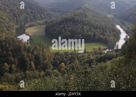 Le GiantsTomb à Botassart, Belgique où la Semois semble vous faire un gigantesque cercueil. Un point de vue panoramique dans les Ardennes. Banque D'Images