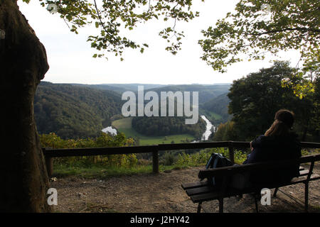 Le GiantsTomb à Botassart, Belgique où la Semois semble vous faire un gigantesque cercueil. Un point de vue panoramique dans les Ardennes. Banque D'Images