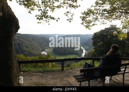 Le GiantsTomb à Botassart, Belgique où la Semois semble vous faire un gigantesque cercueil. Un point de vue panoramique dans les Ardennes. Banque D'Images