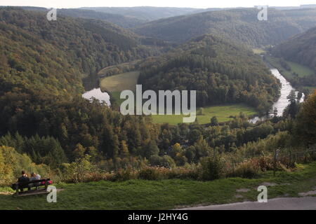 Le GiantsTomb à Botassart, Belgique où la Semois semble vous faire un gigantesque cercueil. Un point de vue panoramique dans les Ardennes. Banque D'Images