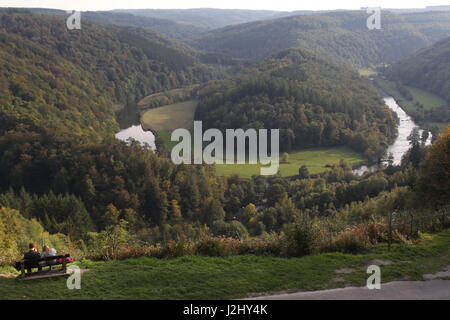 Le GiantsTomb à Botassart, Belgique où la Semois semble vous faire un gigantesque cercueil. Un point de vue panoramique dans les Ardennes. Banque D'Images