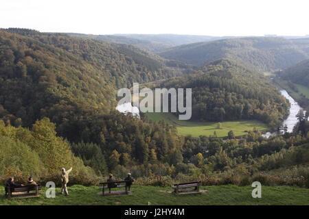 Le GiantsTomb à Botassart, Belgique où la Semois semble vous faire un gigantesque cercueil. Un point de vue panoramique dans les Ardennes. Banque D'Images