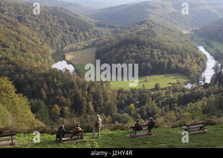 Le GiantsTomb à Botassart, Belgique où la Semois semble vous faire un gigantesque cercueil. Un point de vue panoramique dans les Ardennes. Banque D'Images