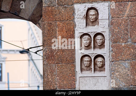 L'Italie, Lombardie, Milan, Via Alessandro Manzoni Rue, Archi di Porta Nuova, portes de l'enceinte médiévale autour de Milan Banque D'Images