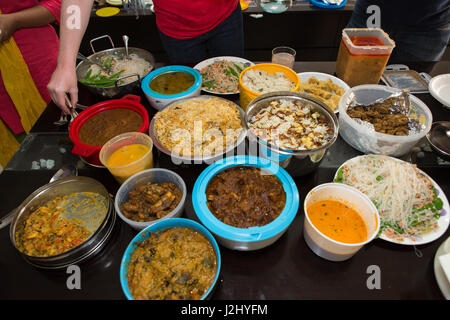 Repas composé de divers plats indiens sur une table Banque D'Images