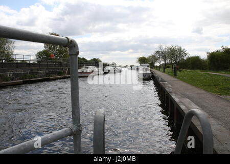 Un cadre idyllique et paisible vue sur l'aire de navigation dans le Yorkshire Canal Calder Banque D'Images