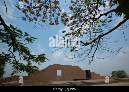 Bhumi Badhya Smriti Soudha (abattage-place Memorial) à rayer la brique Bazar domaine. Dhaka, Bangladesh. Banque D'Images