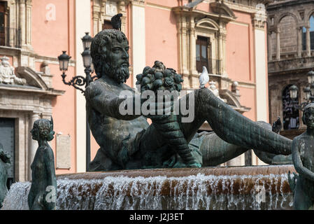 Valence (Espagne), fontaine historique sur la plaza de la Virgen, représentant la rivière Turia Banque D'Images