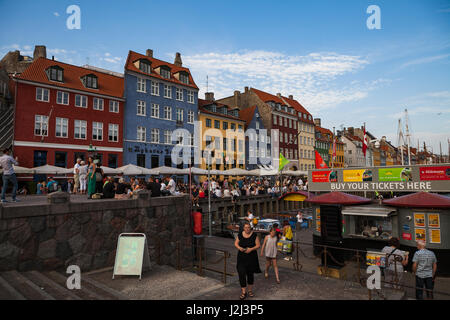 Copenhague, Danemark - 26 juin 2016 : Les gens sont de détente dans des petits canaux aux maisons colorées et bateaux Banque D'Images