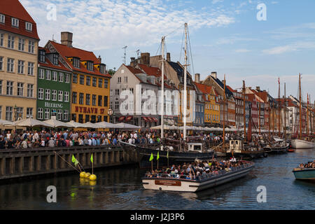 Copenhague, Danemark - 26 juin 2016 : Les gens sont de détente dans des petits canaux aux maisons colorées et bateaux Banque D'Images