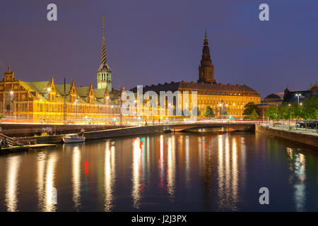 Nuit vue sur Palais Christiansborg et bâtiment de la Bourse sur le canal de Copenhague. Banque D'Images