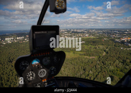 En survolant la forêt et de pilotage hélicoptère floue Banque D'Images