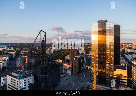 TALLINN, ESTONIE - 22 juil 2016 : incroyable vue aérienne du quartier d'affaires moderne au coucher du soleil Banque D'Images