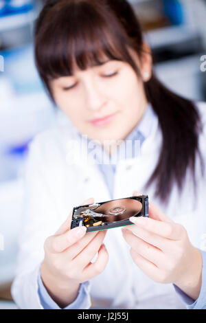 Femme electronics student holding de disque dur. Banque D'Images