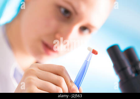 Female scientist holding pill à épiler. Banque D'Images