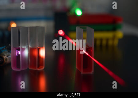 Cuve avec faisceau laser rouge. Banque D'Images