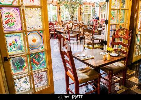 Les fenêtres peintes à la main de la Plazuela de restaurant dans le quartier historique de la Fonda Hôtels Banque D'Images