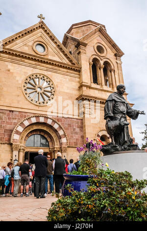 Rassemblement de personnes en face de la Basilique Cathédrale de Saint François d'assise pour une messe du dimanche Banque D'Images