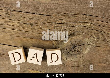 Jouet en bois blocks spelling papa sur un fond de bois rustique Banque D'Images