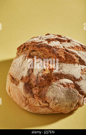 Toute une miche de pain de blé et maïs portugais Banque D'Images