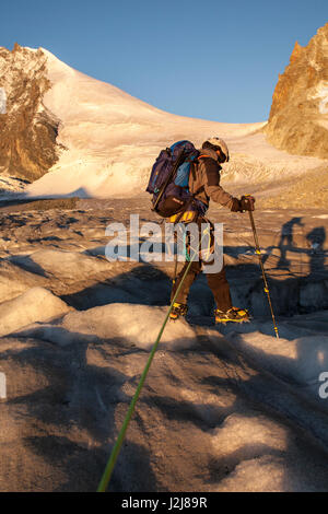 1 personne, alpiniste en face de crevasse, fer à repasser, escalade de glace, glacier, monter, l'approche, le soleil, sommet, solitude, glacier, seul, le lever du soleil, Banque D'Images