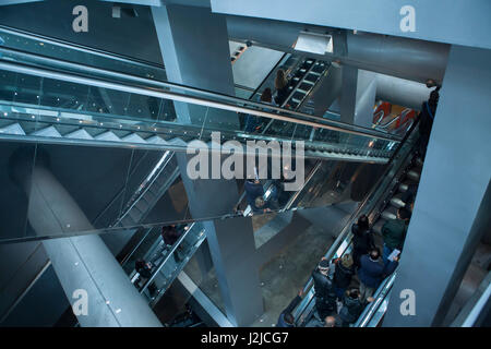 Passagers utilisent les escaliers mécaniques à l'entrée de la station de métro Garibaldi conçu par l'architecte français Dominique Perrault dans le métro de Naples (Metropolitana di Napoli) sur la Piazza Garibaldi à Naples, Campanie, Italie. Banque D'Images