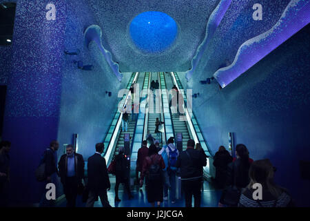 Passagers utilisent les escaliers mécaniques à l'entrée de la station de métro Toledo conçu par l'architecte espagnol Oscar Tusquets Blanca dans le métro de Naples (Metropolitana di Napoli) à Naples, Campanie, Italie. Banque D'Images