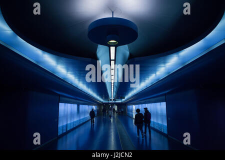 Passagers utilisent le passage souterrain à la station de métro Toledo conçu par l'architecte espagnol Oscar Tusquets Blanca dans le métro de Naples (Metropolitana di Napoli) à Naples, Campanie, Italie. Banque D'Images