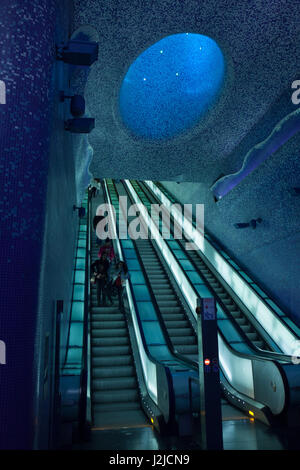 Passagers utilisent les escaliers mécaniques à l'entrée de la station de métro Toledo conçu par l'architecte espagnol Oscar Tusquets Blanca dans le métro de Naples (Metropolitana di Napoli) à Naples, Campanie, Italie. Banque D'Images