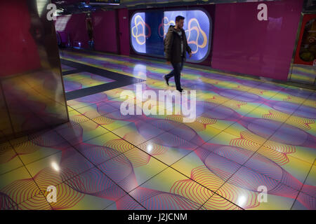 Passager utilise le passage souterrain à l'entrée de l'Université Métro conçu par l'architecte canadien et le designer Karim Rashid dans le métro de Naples (Metropolitana di Napoli) à Naples, Campanie, Italie. Banque D'Images