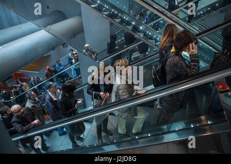 Passagers utilisent les escaliers mécaniques à l'entrée de la station de métro Garibaldi conçu par l'architecte français Dominique Perrault dans le métro de Naples (Metropolitana di Napoli) sur la Piazza Garibaldi à Naples, Campanie, Italie. Banque D'Images